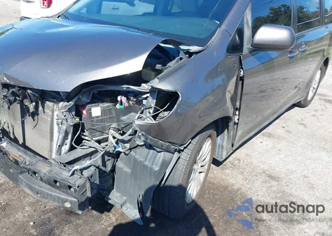 2015 Toyota Sienna Xle 8 Passenger z USA, uszkodzony, nr VIN 5TDYK3DC5FS573825